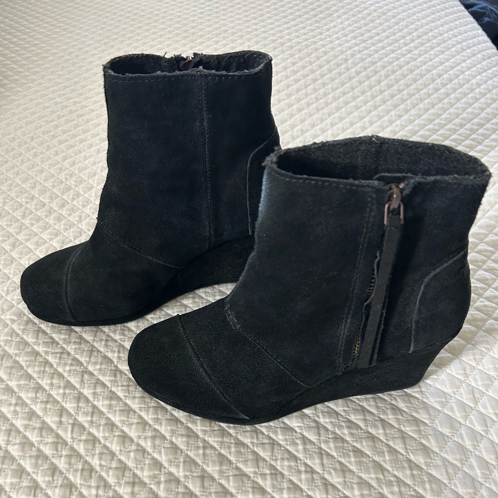 Worn once! TOMS Womens Desert Wedge Black Suede Side Zip Booties. Size 8